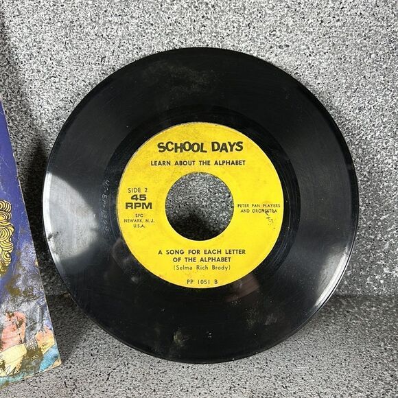 Vintage 1976 ‘School Days: Learn About The Alphabet’ 45 RPM Record - Picture 4 of 5